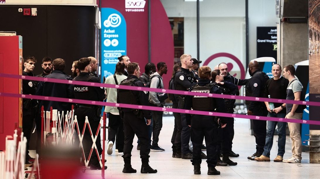 Na nádraží v Paříži se střílelo, na místě jsou zranění